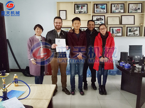 伊拉克水果烘干機客戶現場簽訂合同